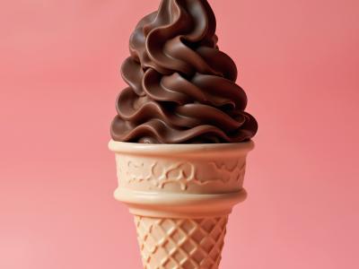 csokoládé csavaros fagylalt tölcsérben rózsaszín háttér előtt
