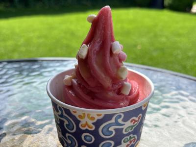 Meggyes lágyfagylalt mályvacukor szórattal mintás papírtálkában az asztalon