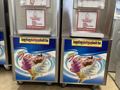2 db inox lágyfagylaltgép csavaros fagylaltos matricákkal, lagyfagylaltgepbolt.hu logóval