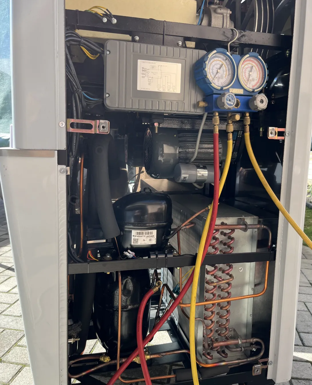 Lágyfagylaltgép karbantartás közben mérőműszerekkel szerelve