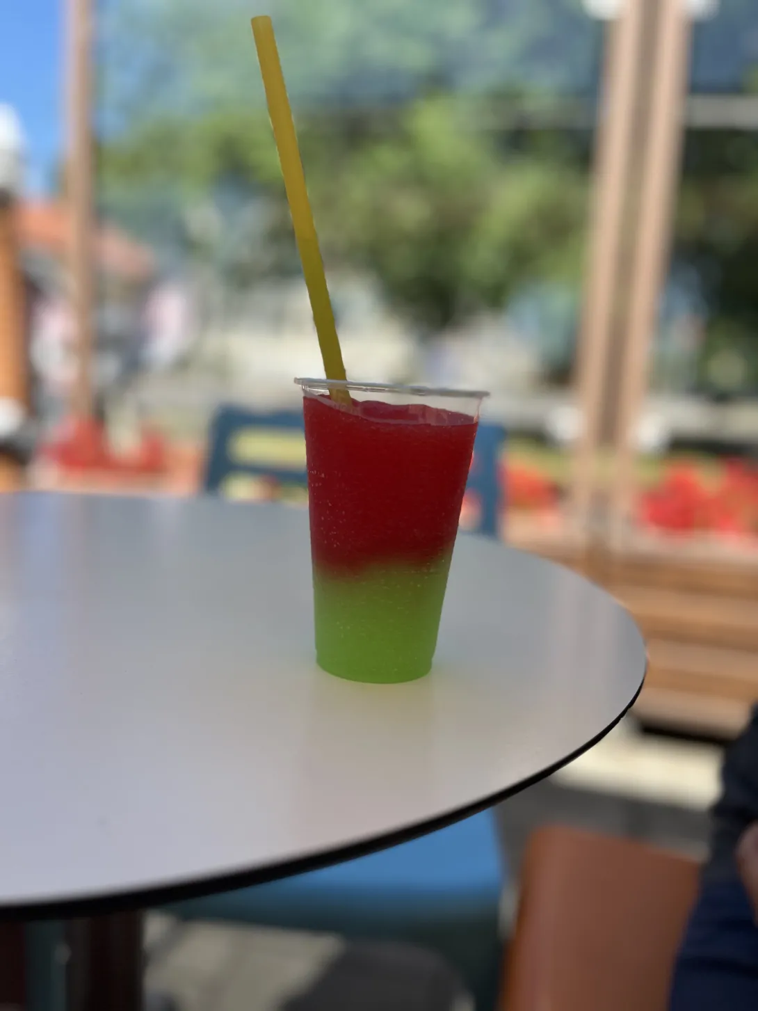 Piros és zöld jégkása pohárban sárga szívószállal