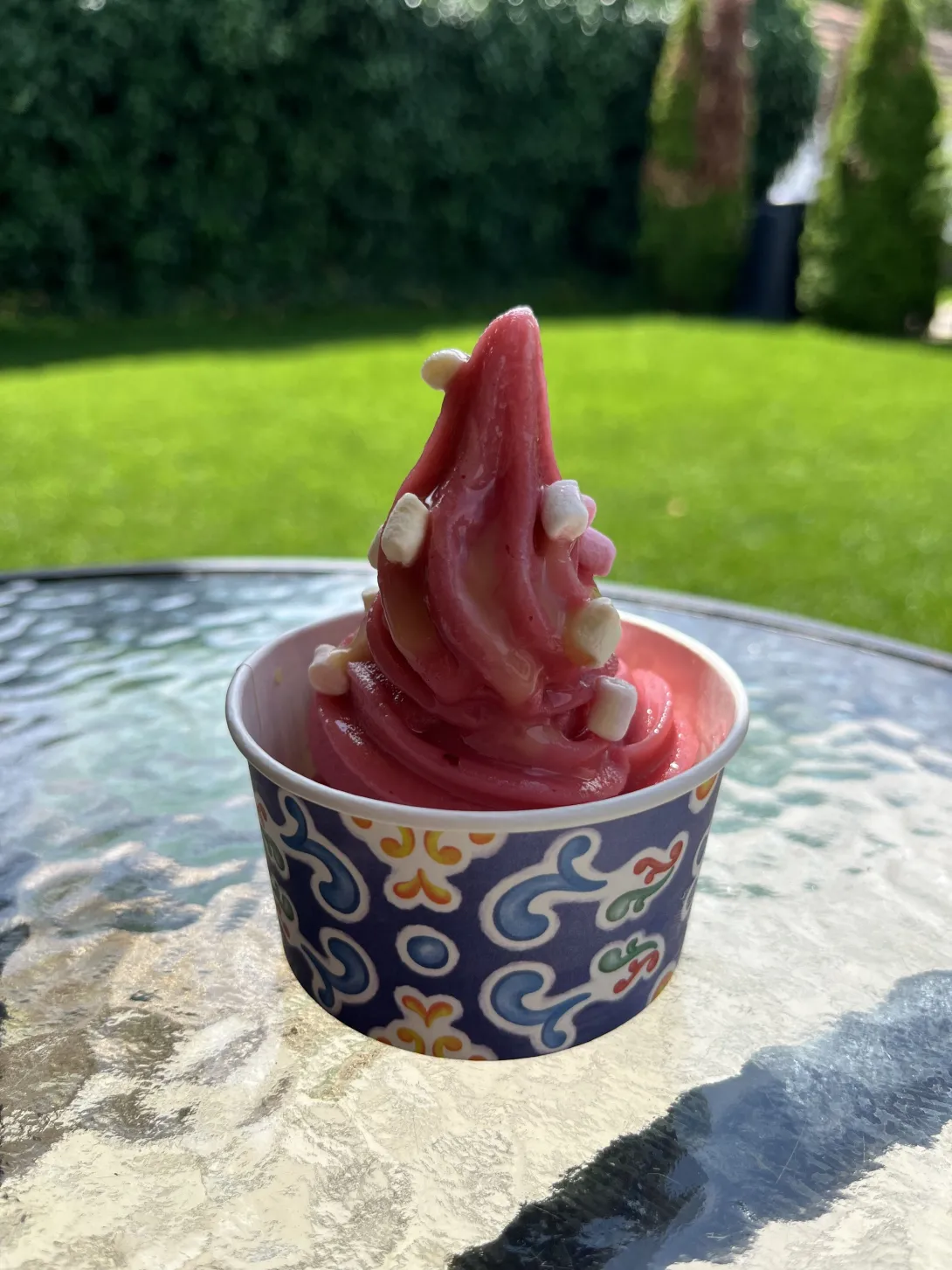 Meggyes lágyfagylalt mályvacukor szórattal mintás papírtálkában az asztalon